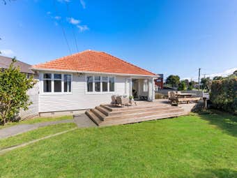 25 Holland Ave, Point England, Auckland