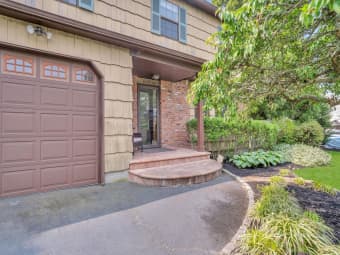 8 Astro Court, Holtsville, NY, 11742