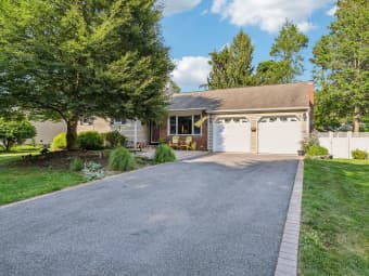 11 Kim Ave, Hauppauge, NY, 11787
