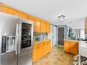 15 Indian Mound Dr, Whitesboro, NY, 13492