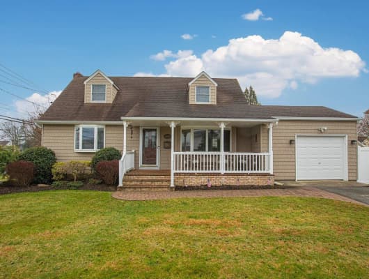 184 Hayes Street, Massapequa Park, NY, 11762