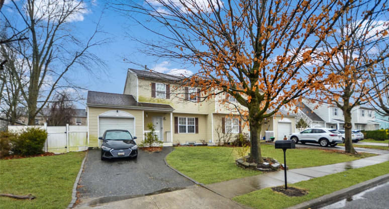 33 Beech St, Central Islip, NY, 11722