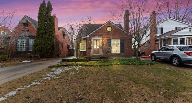 1395 Roslyn Road, Grosse Pointe Woods, MI, 48236
