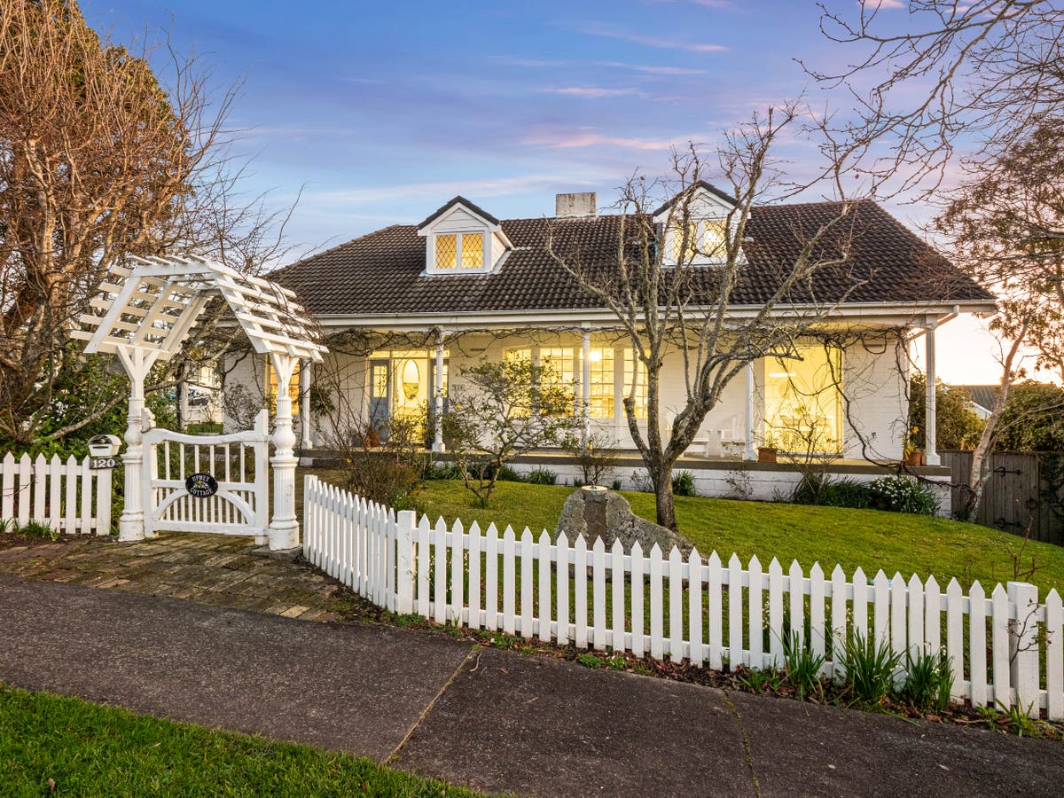 120 Mellons Bay Road, Mellons Bay, Auckland House Sold on 19 10 2022