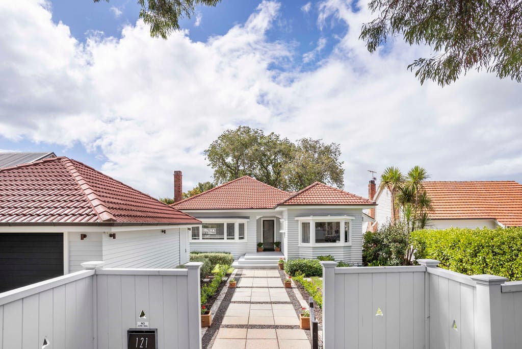 121 Wheturangi Road, Greenlane, Auckland House Sold on 01 May 2020