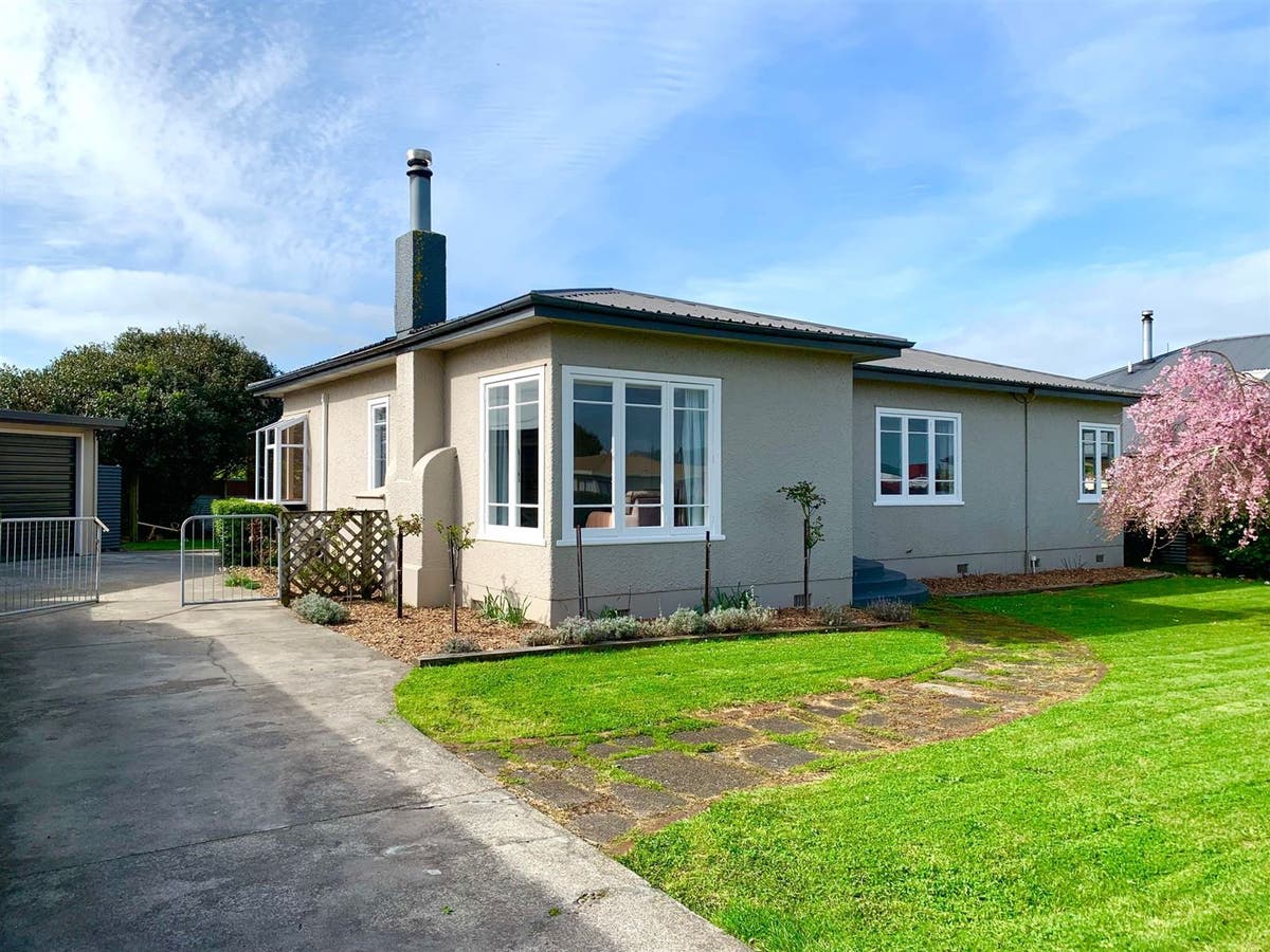 18 Holyrood Terrace, Waipukurau, Hawke's Bay House Sold on 24 02 2023