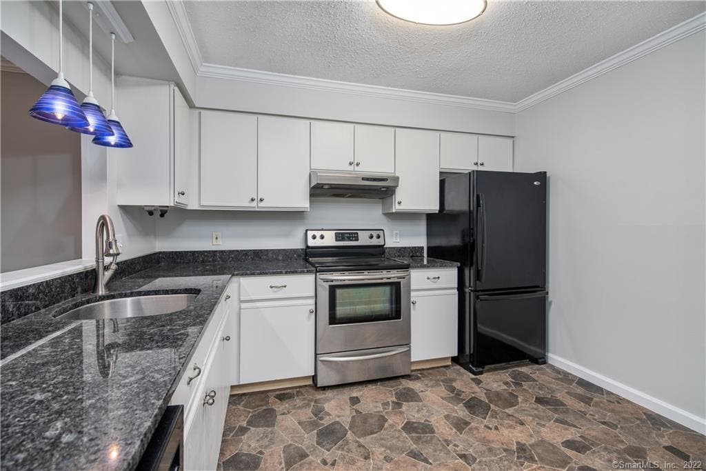 43/43 Simsbury Landing, Hartford County, CT, 06070 Condo Sold on 09